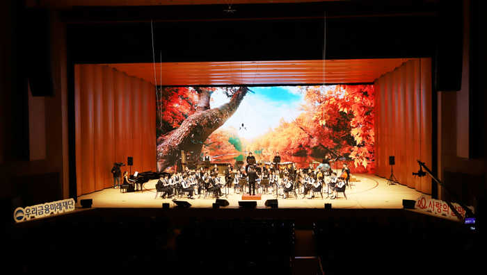 청각장애 유소년으로 구성된 우리금융x클라리넷앙상블(34명)  단원들이 여의도 KBS홀에서 공연을 펼치고 있다. 사진제공=우리금융