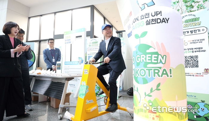 24일 KOTRA 본사에서 열린 안전 ON! 청렴 UP!, KOTRA ESG 실천 데이 출근길 캠페인에서 강경성 사장이 '자전거 발전기' 체험을 하고 있다. KOTRA 제공