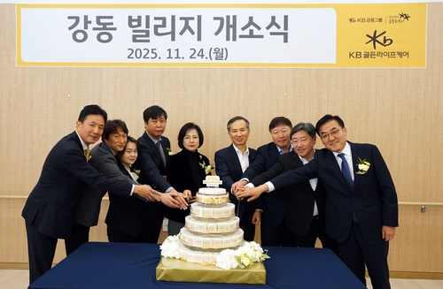 24일 서울 강동구 강동 빌리지에서 정문철 KB라이프 대표이사(왼쪽 여섯번째)와 안상봉 KB골든라이프케어 대표이사(왼쪽 첫번째)를 비롯한 관계자들이 개소식 기념촬영을 하고 있다.(사진=KB라이프)