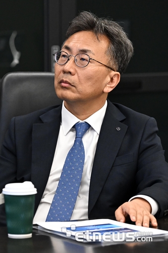 싱귤래리티 금융 소사이어티 제8차 회의가 24일 서울 중구 더존을지타워에서 열렸다. 김철웅 신한은행 상임감사위원.  이동근기자 foto@etnews.com