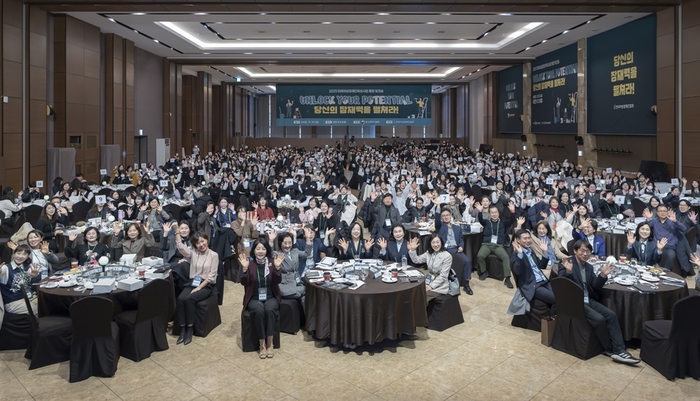 지난 21일 대전 ICC호텔에서 열린 '2025 미래여성경제인육성사업 통합 워크숍'에서 전체 참석자들이 기념촬영을 하고 있다. (제공=한국여성경제인협회)