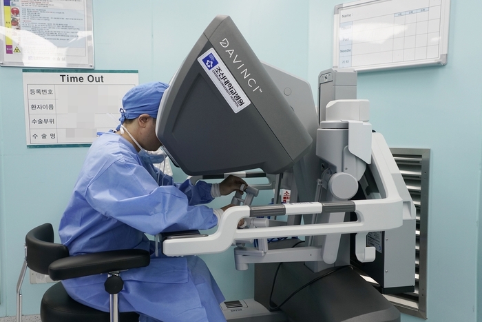 로봇수술 집도하는 신민호 조선대학교병원 외과 교수 / 조선대학교병원