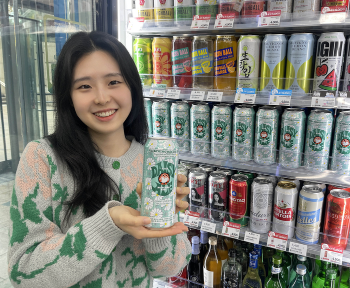 모델이 GS25에서 '데이지에일' 맥주를 들고 포즈를 취하고 있다.