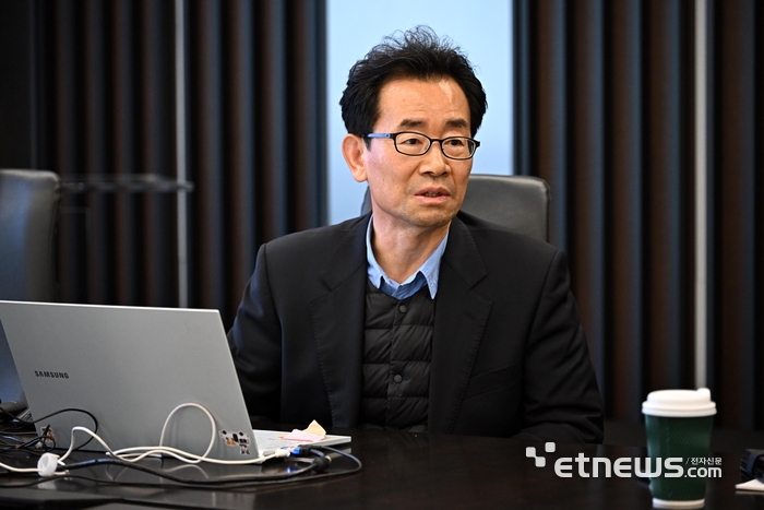 싱귤래리티 금융 소사이어티 제8차 회의가 24일 서울 중구 더존을지타워에서 열렸다. 김자봉 한국금융연구원 선임연구위원이 '디지털금융 규제원칙과 스테이블 코인 : 주요 쟁점과 정책방향'을 주제로 발표하고 있다.  이동근기자 foto@etnews.com