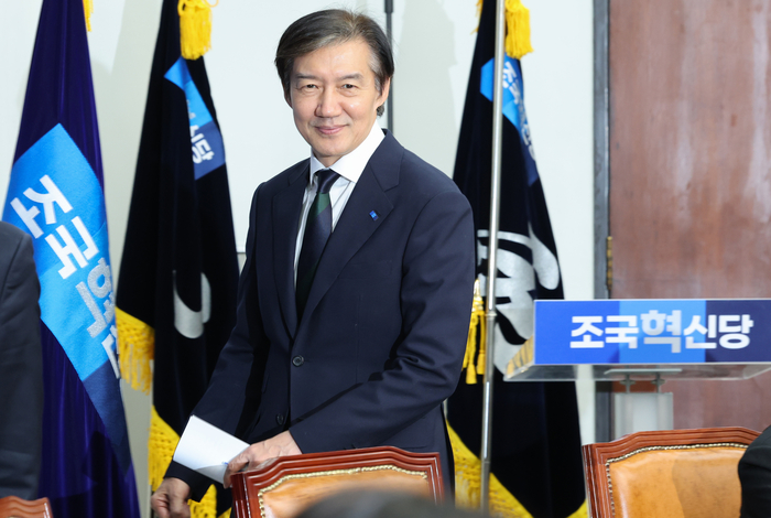 조국혁신당 조국 대표가 24일 서울 여의도 국회에서 열린 최고위원회의에 참석하고 있다. 연합뉴스