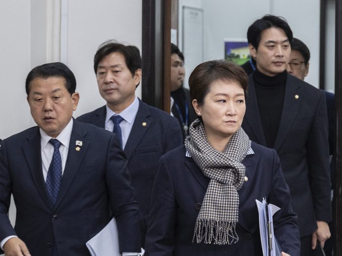 더불어민주당 이언주(앞줄 오른쪽부터 시계방향), 김병주, 황명선, 한준호 최고위원이 24일 국회에서 열린 최고위원회의에 입장하고 있다. 연합뉴스