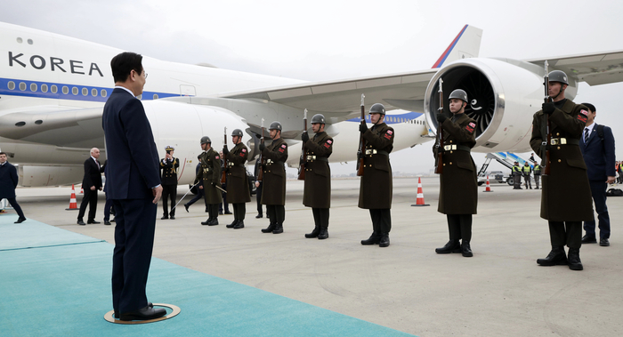 튀르키예 의장대 사열하는 이재명 대통령     (앙카라=연합뉴스) 한상균 기자 = 튀르키예를 국빈 방문한 이재명 대통령이 24일(현지시간) 앙카라 에센보아 국제공항에 도착한 뒤 공군 1호기에서 의장대를 사열하고 있다. 2025.11.24     xyz@yna.co.kr (끝)