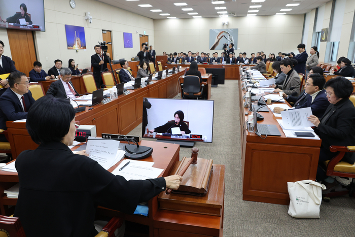 24일 서울 여의도 국회에서 열린 과학기술정보방송통신위원회 전체회의에서 더불어민주당 소속 최민희 위원장이 법안을 의결하며 의사봉을 두드리고 있다. 연합뉴스