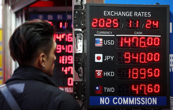 고공행진 이어가는 환율 (서울=연합뉴스) 김주형 기자 = 원/달러 환율이 1.5원 오른 1,477.1원으로 집계된 24일 서울 중구 명동의 사설 환전소에서 외국인 관광객들이 환전하고 있다. 2025.11.24 kjhpress@yna.co.kr (끝)