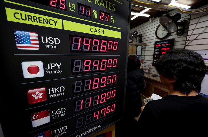 원/달러 환율이 1.5원 오른 1,477.1원으로 집계된 24일 서울 중구 명동의 사설 환전소에서 외국인 관광객들이 환전하고 있다. [자료:연합뉴스]