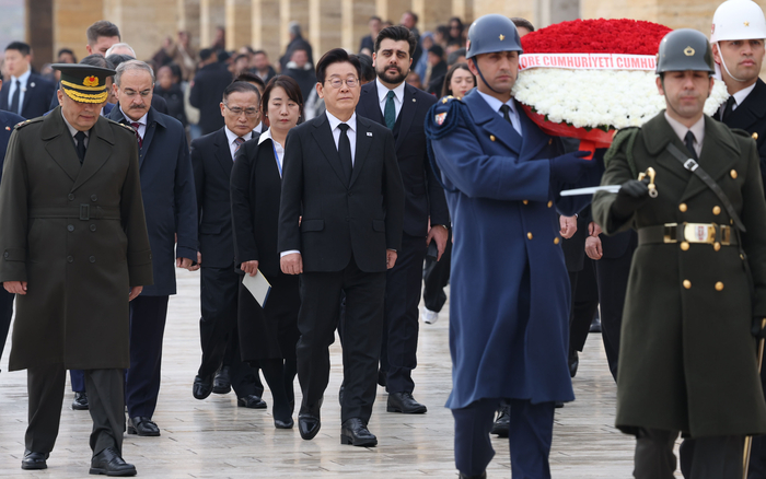 튀르키예 국부 묘소 찾은 이재명 대통령 (앙카라=연합뉴스) 한상균 기자 = 튀르키예를 국빈 방문 중인 이재명 대통령이 24일(현지시간) 앙카라에 위치한 튀르키예의 초대 대통령 '무스타파 케말 아타튀르크'의 묘소에 도착해 묘소 진입로인 '사자의 길'을 따라 이동하고 있다. 2025.11.24 xyz@yna.co.kr (끝)