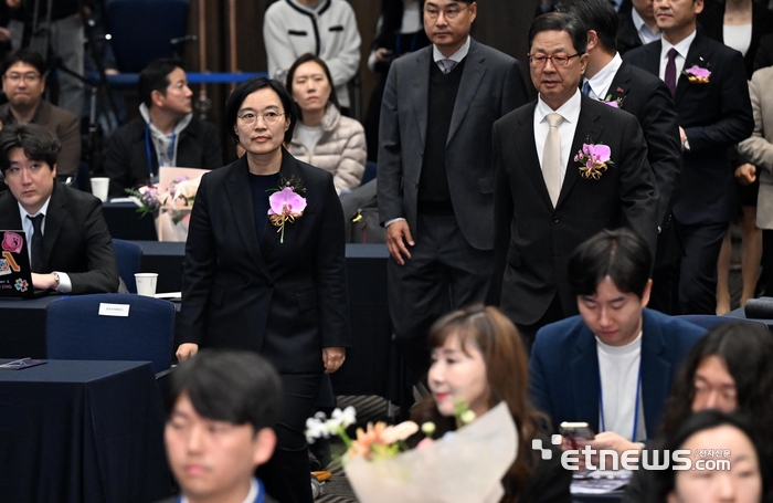 [포토] 동반성장주간 기념식 참석하는 한성숙-이달곤
