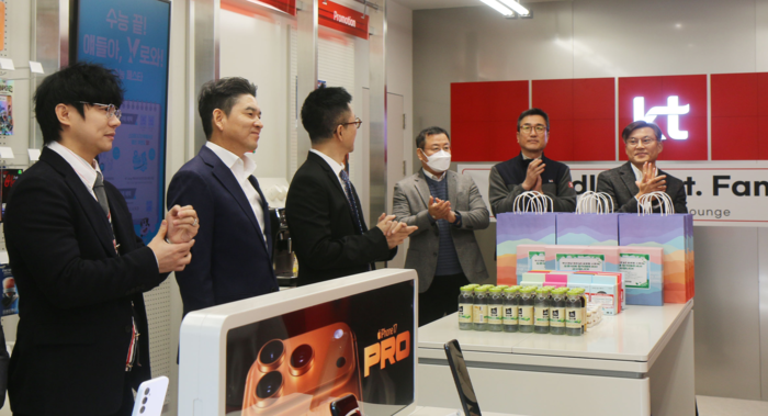 'KT 글로벌스토어' 김해 서상점 개장식에서 정재욱 본부장(왼쪽 두번째)과 매장 관계자들이 외국인 맞춤형 통신 서비스 제공을 다짐하고 있다.