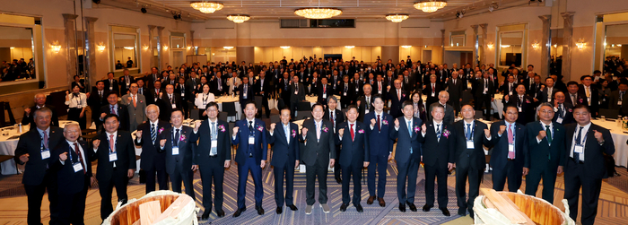25일 일본 도쿄 하얏트 리젠시에서 열린 '한일 중소기업 경제포럼'에서 참가자 전체가 기념 촬영을 하고 있다.