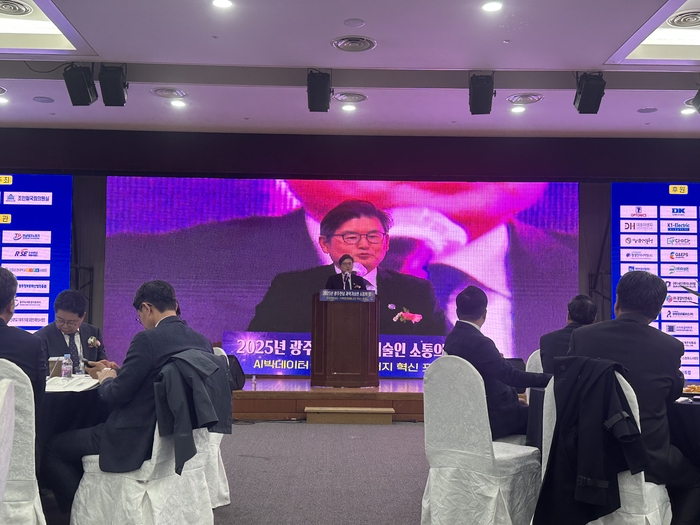 박진호 한국에너지공과대학 총장직무대행이 25일 광주테크노파크 12층 대연회장에서 열린 '2025 광주·전남 과학기술인의 밤' 및 '인공지능(AI)빅데이터·기후환경에너지 혁신 포럼'에서 축사하고 있다.