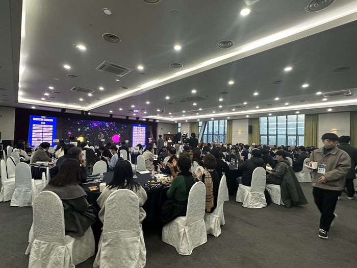 25일 광주테크노파크 12층 대연회장에서 '2025 광주·전남 과학기술인의 밤' 및 '인공지능(AI)빅데이터·기후환경에너지 혁신 포럼'이 성대하게 열렸다.