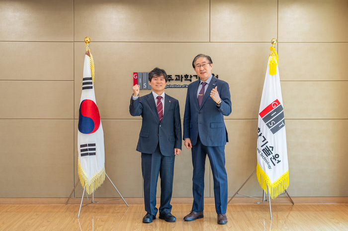 임기철 GIST 총장(오른쪽)과 신대섭 PoSID 원장이 24일 GIST 행정동 대회의실에서 금융·인공지능(AI) 융합 분야 인재 양성 및 지역 상생 협력을 위한 업무협약(MOU)을 체결했다.