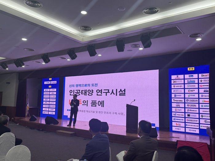 강상구 전남 나주시 부시장이 25일 광주테크노파크 12층 대연회장에서 열린 '2025 광주·전남 과학기술인의 밤' 및 '인공지능(AI)빅데이터·기후환경에너지 혁신 포럼'에서 강연하고 있다.