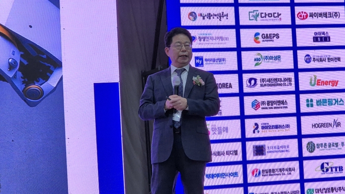 나명환 광주시 빅데이터 총괄정책자문관(전남대 AI융합대학교수)이 25일 광주테크노파크 12층 대연회장에서 열린 '2025 광주·전남 과학기술인의 밤' 및 '인공지능(AI)빅데이터·기후환경에너지 혁신 포럼'에서 강연하고 있다.