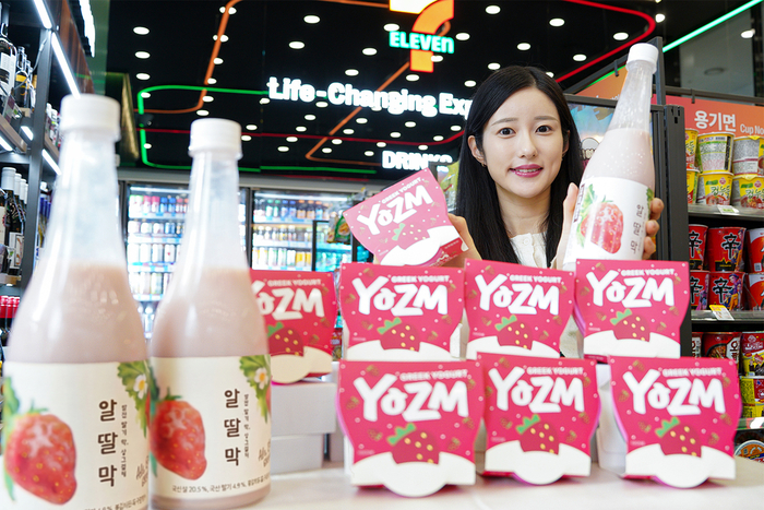 모델이 K푸드 신상품 요즘요거트, 알딸막을 소개하고 있다.