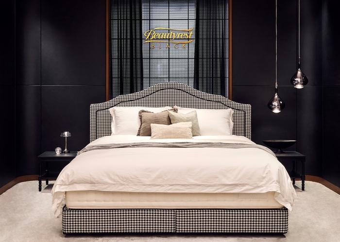 시몬스는 신세계백화점 강남점을 리뉴얼 오픈했다.