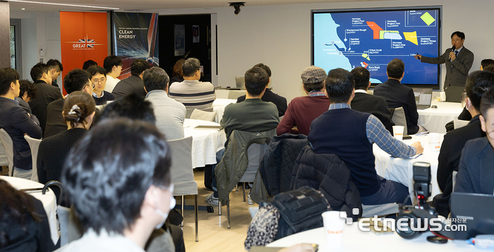 주한영국대사관 관계자가 25일 서울 아스톤홀에서 '부유식 해상풍력 발전단지 가이드 2025' 웹사이트의 한국어 버전을 설명하고 있다.