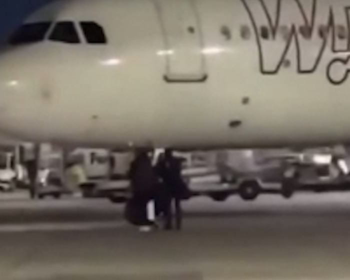 “아직 안 탔어요!” 활주로 난입해 놓친 비행기 뒤쫓은 승객