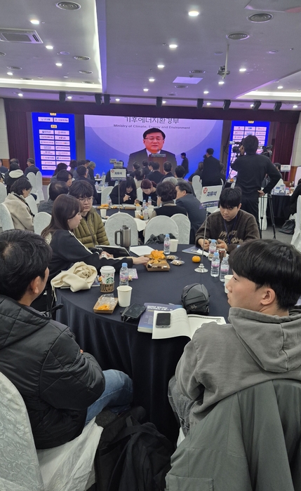 김성환 기후에너지환경부 장관이 25일 광주테크노파크 12층 대연회장에서 열린 '2025 광주·전남 과학기술인의 밤' 및 '인공지능(AI)빅데이터·기후환경에너지 혁신 포럼'에서 영상 축하 인사를 하고 있다.