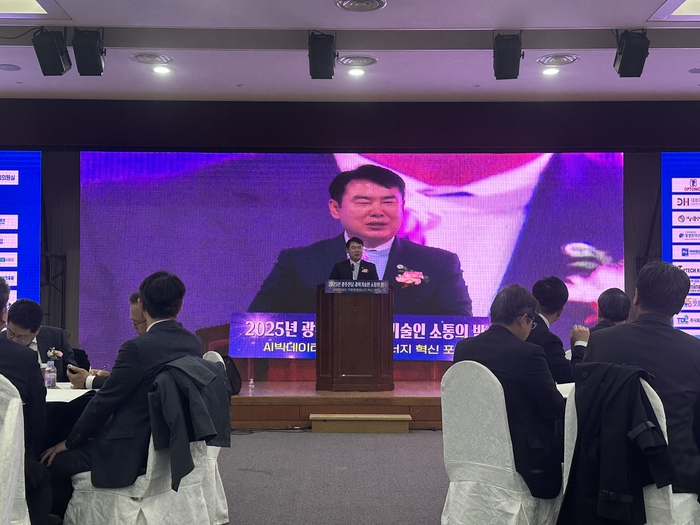 이정선 광주시교육감이 25일 광주테크노파크 12층 대연회장에서 열린 '2025 광주·전남 과학기술인의 밤' 및 '인공지능(AI)빅데이터·기후환경에너지 혁신 포럼'에서 축사하고 있다.