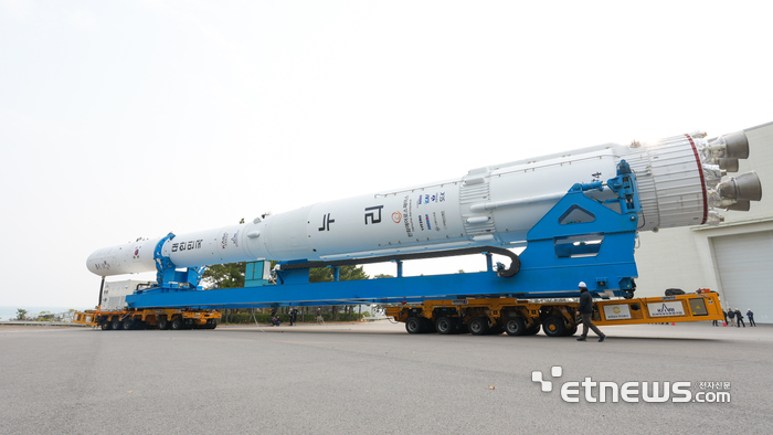 [포토] 발사대로 이동하는 누리호