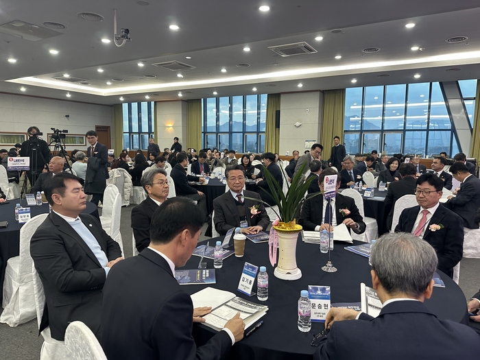 '2025 광주·전남 과학기술인의 밤' 및 '인공지능(AI)빅데이터·기후환경에너지 혁신 포럼'이 강기정 광주시장 등이 참석한 가운데 25일 광주테크노파크 12층 대연회장에서 성대하게 열렸다.