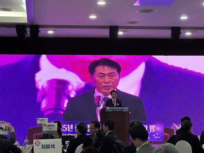 김기홍 전남도 전략산업국장이 25일 광주테크노파크 12층 대연회장에서 열린 '2025 광주·전남 과학기술인의 밤' 및 '인공지능(AI)빅데이터·기후환경에너지 혁신 포럼'에서 김영록 전남도지사의 축사를 대독하고 하고 있다.