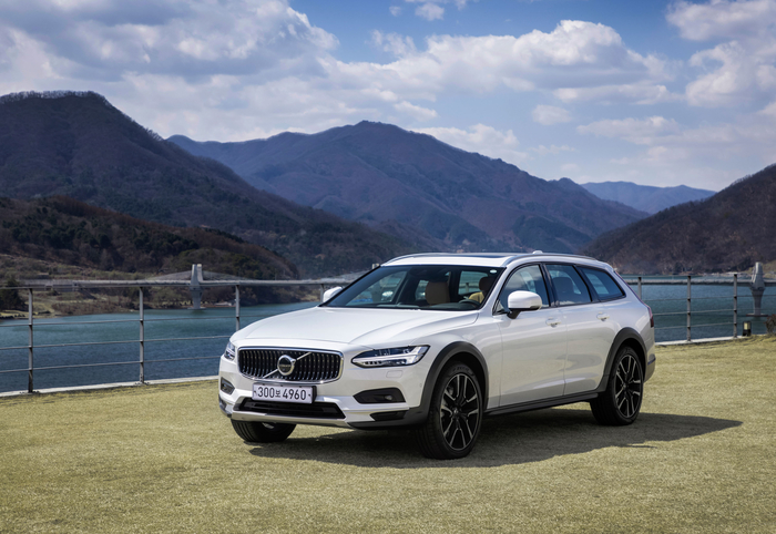 볼보 크로스컨트리, 겨울에 빛나는 '스웨디시 브랜드'