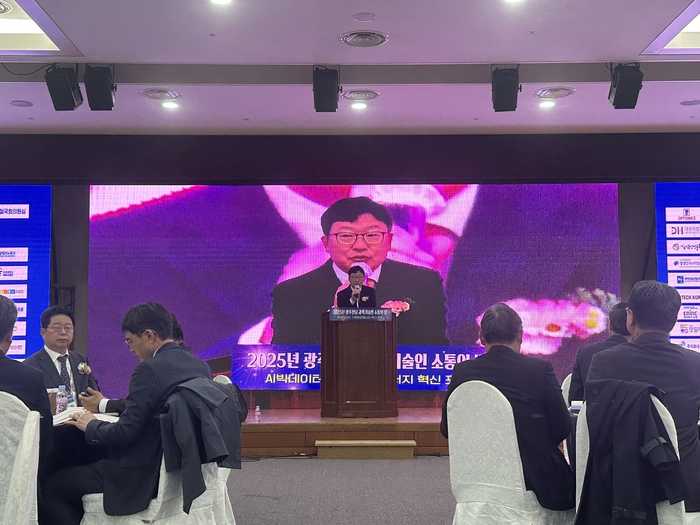 김춘성 조선대학교 총장이 25일 광주테크노파크 12층 대연회장에서 열린 '2025 광주·전남 과학기술인의 밤' 및 '인공지능(AI)빅데이터·기후환경에너지 혁신 포럼'에서 축사하고 있다.