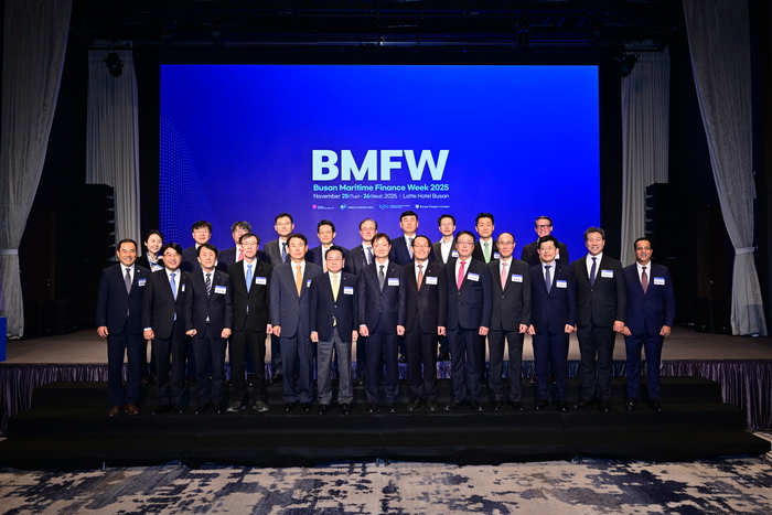 황학범 여수항만공사 사장대행, 방성빈 부산은행 은행장, 김경환 한국주택금융공사 사장, 정정훈 한국자산관리공사 사장, 정은보 한국거래소 이사장, 안병길 해양진흥공사 사장, 이찬진 금융감독원장, 이준승 부산광역시 부시장, 이명호 부산국제금융진흥원 원장, 이순호 예탁결제원 사장, 빈대인 BNK금융지주 회장, 류동근 한국해양대학교 총장, Rahul Kapoor S&P Global 글로벌 헤드. (뒷줄 왼쪽부터) 박은혜 금융감독원 국제업무국 국장대행, 이재헌 하나은행 부행장, 김성익 SK해운 대표이사, 최민성 수협은행 부행장, 최원혁 HMM 대표이사, 안중호 팬오션 대표이사, 노삼석 한진 대표이사, 박병곤 KB국민은행 부행장, 이용호 LX 판토스 대표이사, Ryan Lynch 한화쉬핑 대표이사