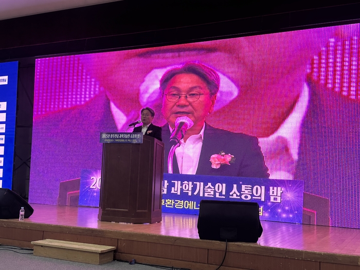 강기정 광주시장이 25일 광주테크노파크 12층 대연회장에서 열린 '2025 광주·전남 과학기술인의 밤' 및 '인공지능(AI)빅데이터·기후환경에너지 혁신 포럼'에서 축사를 하고 있다.