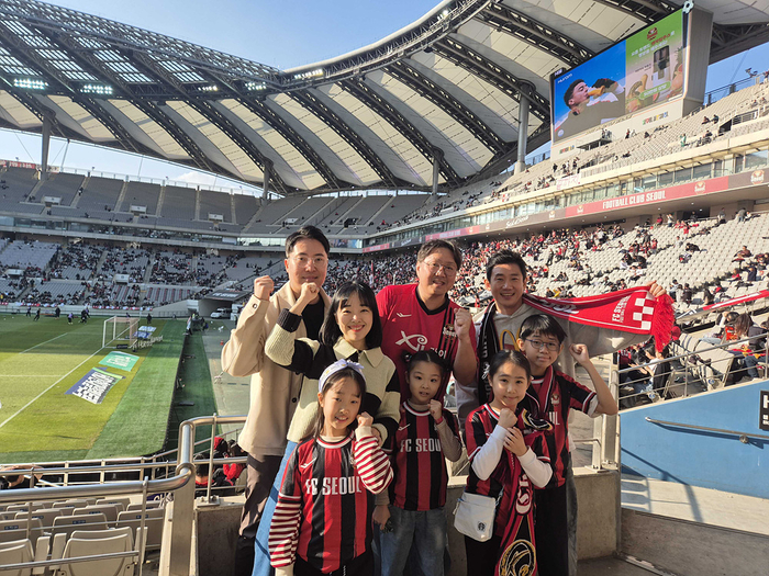 휴롬 임직원과 가족이 FC서울 홈경기를 관람 후 사진을 찍고 있다.