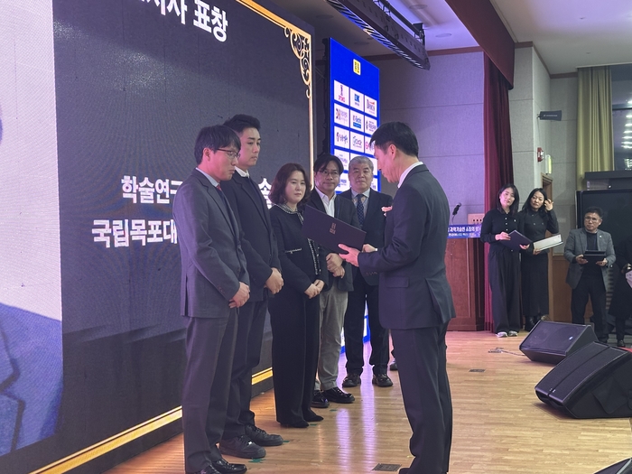 25일 광주테크노파크 12층 대연회장에서 열린 '2025 광주·전남 과학기술인의 밤' 및 '인공지능(AI)빅데이터·기후환경에너지 혁신 포럼'에서 과학기술과 AI·에너지 분야 유공자에 대한 전남도지사 등의 표창이 수여됐다.