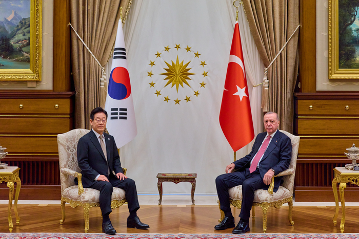 회담하는 한-튀르키예 정상     (앙카라=연합뉴스) 김도훈 기자 = 이재명 대통령과 레제프 타이이프 에르도안 튀르키예 대통령이 24일(현지시간) 튀르키예 앙카라 대통령궁에서 소인수 회담을 하고 있다. 2025.11.25 [공동취재 제공. 재판매 및 DB 금지]     superdoo82@yna.co.kr (끝)