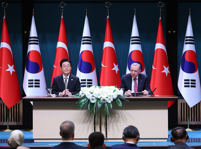 이재명 대통령, 한-튀르키예 공동언론발표     (앙카라=연합뉴스) 김도훈 기자 = 이재명 대통령과 레제프 타이이프 에르도안 튀르키예 대통령이 24일(현지시간) 튀르키예 앙카라 대통령궁에서 공동언론발표를 하고 있다. 2025.11.25     superdoo82@yna.co.kr (끝)