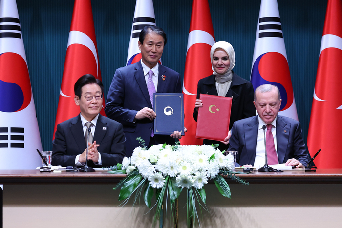한-튀르키예, 보훈 협력 강화     (앙카라=연합뉴스) 김도훈 기자 = 권오을 국가보훈부 장관과 마히누르 외즈데미르 괵타쉬 튀르키예 가족사회장관이 24일(현지시간) 튀르키예 앙카라 대통령궁에서 이재명 대통령과 레제프 타이이프 에르도안 튀르키예 대통령가 참석한 가운데 6·25전쟁 기념 상호렵력에 관한 협력에 관한 MOU를 체결한 뒤 기념촬영을 하고 있다. 2025.11.25     superdoo82@yna.co.kr (끝)