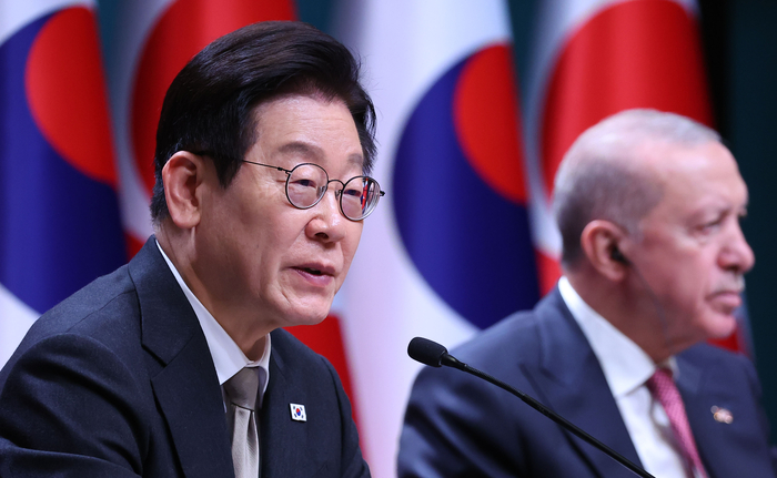 이재명 대통령, 한-튀르키예 공동언론발표     (앙카라=연합뉴스) 김도훈 기자 = 이재명 대통령이 24일(현지시간) 튀르키예 앙카라 대통령궁에서 레제프 타이이프 에르도안 대통령과 공동언론발표를 하고 있다. 2025.11.25     superdoo82@yna.co.kr (끝)