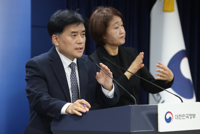 박용수 인사혁신처 차장이 25일 정부서울청사에서 국가공무원법 개정안 입법예고 브리핑을 하고 있다. (사진=연합뉴스)