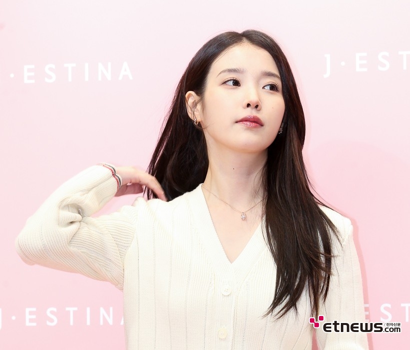 [ET포토] 아이유, '머리결만 넘겨도~'