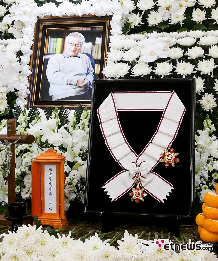 [ET포토] 故이순재, 금관문화훈장 추서