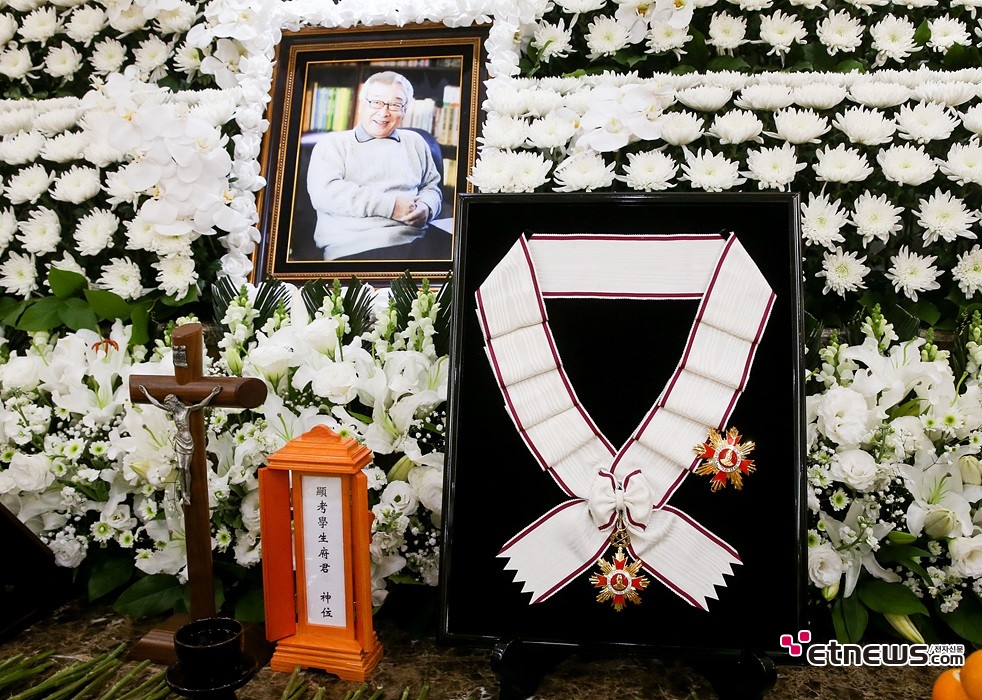 [ET포토] 금관문화훈장 수여 받은 故이순재