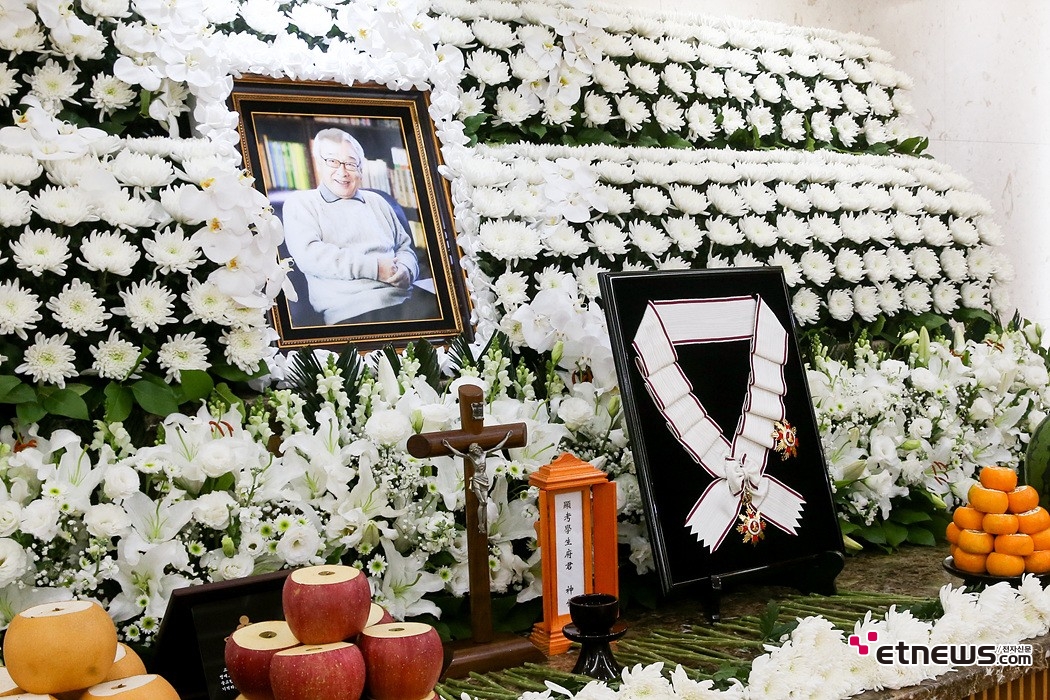 [ET포토] '국민배우 故이순재 빈소에 놓인 금관문화훈장'