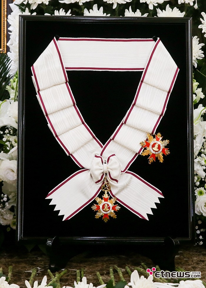 [ET포토] 故 이순재에게 추서한 금관문화훈장