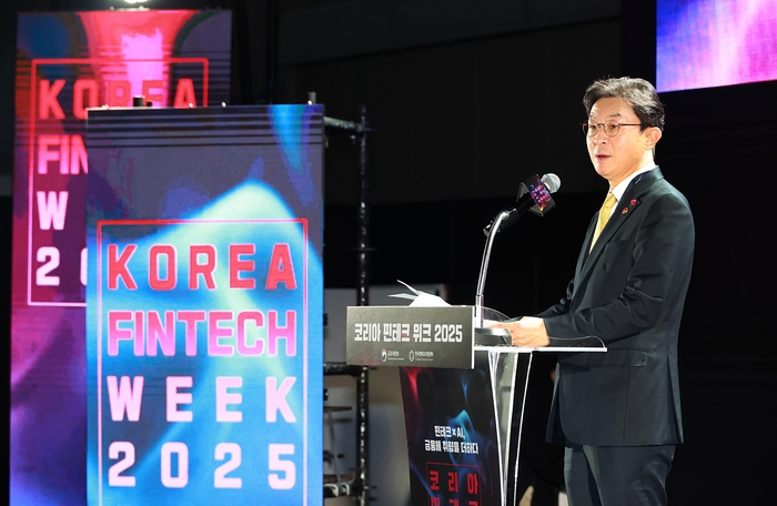 이억원 금융위원장이 26일 오전 서울 양재 aT센터에서 개최한 제7회 코리아 핀테크 위크 2025 개막식에 참석해 환영사 후 참석기관의 부스를 방문해 최신 핀테크 기술과 서비스를 체험하고 관계자들을 격려했다.