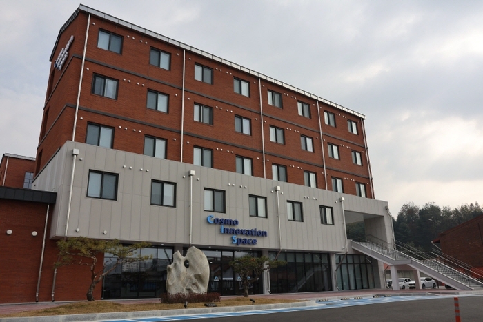 코스모신소재, 교육·주거 공간 '코스모 이노베이션 스페이스' 오픈